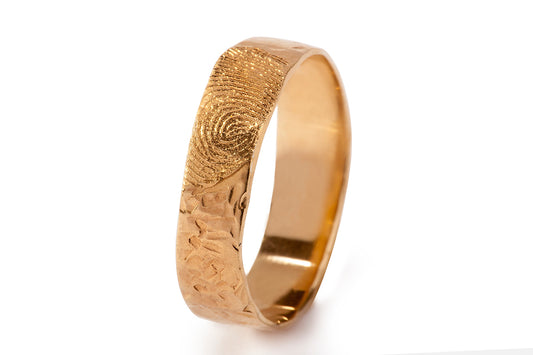 טבעת נישואים מעוצבת לגבר עם ביעת אצבע אישית בזהב
