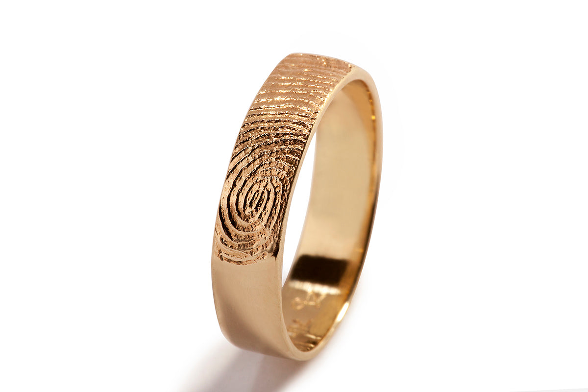 טבעת נישואים לגבר מזהב עם טביעת אצבע. טבעת נישואים מיוחדת בעבודת יד.