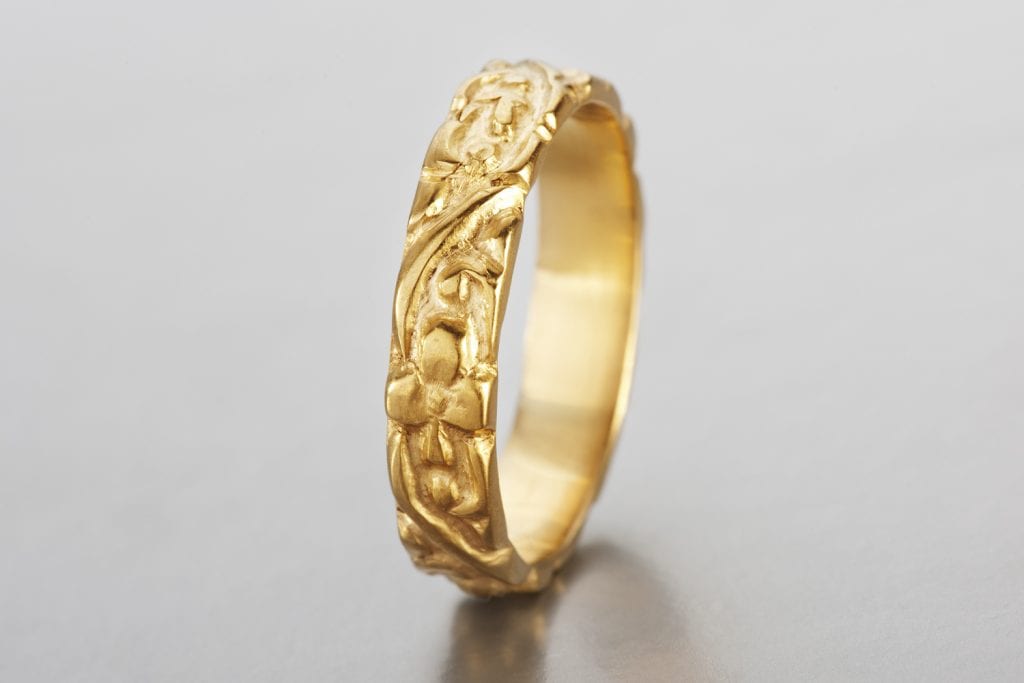 טבעת נישואין מרשימה 4.5מ״מ זהב בעבודת יד מעוטרת בדוגמת פרחים