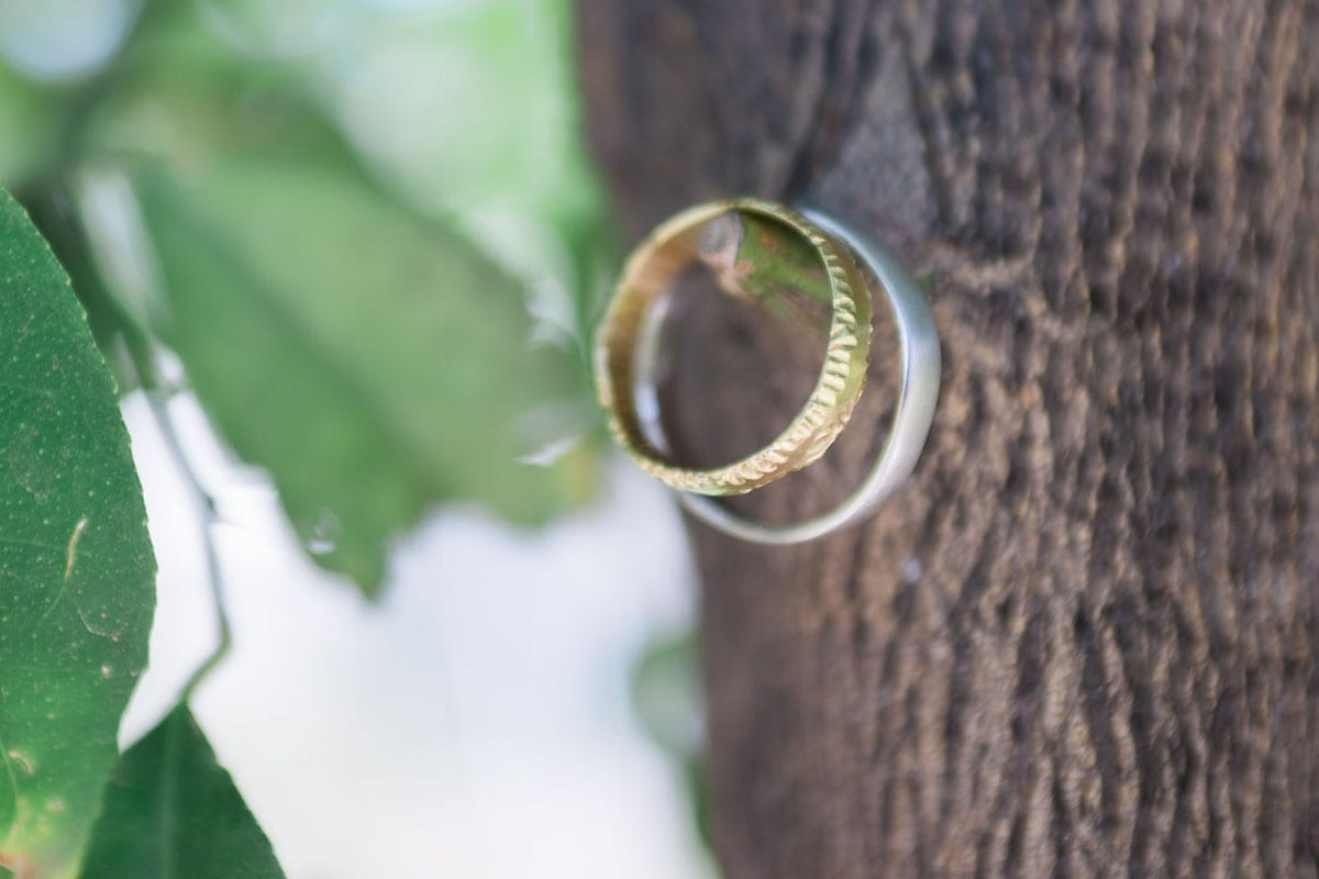 טבעת זהב בעבודת יד במבנה לא אחיד משתנה עם שוליים שמדמים כרסום בזהב.