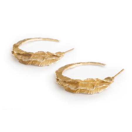 עגילי חישוק זהב מעוצבים מקולקציית וולקנו. עגילי חישוק זהב פתוח