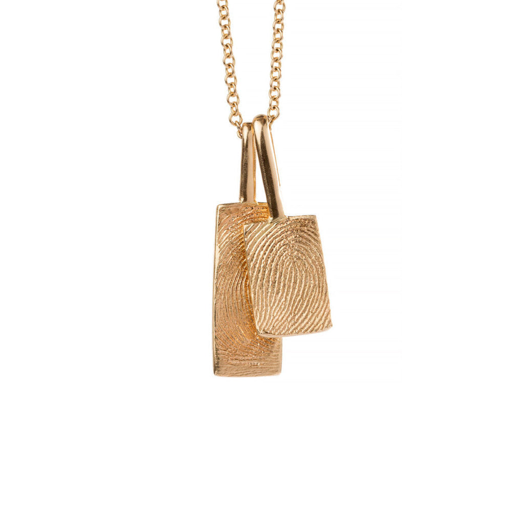 שרשרת זהב עם תליון מלבן ארוך ותליון מלבן בינוני שעליהם טביעת אצבע אישית יצוקה בזהב