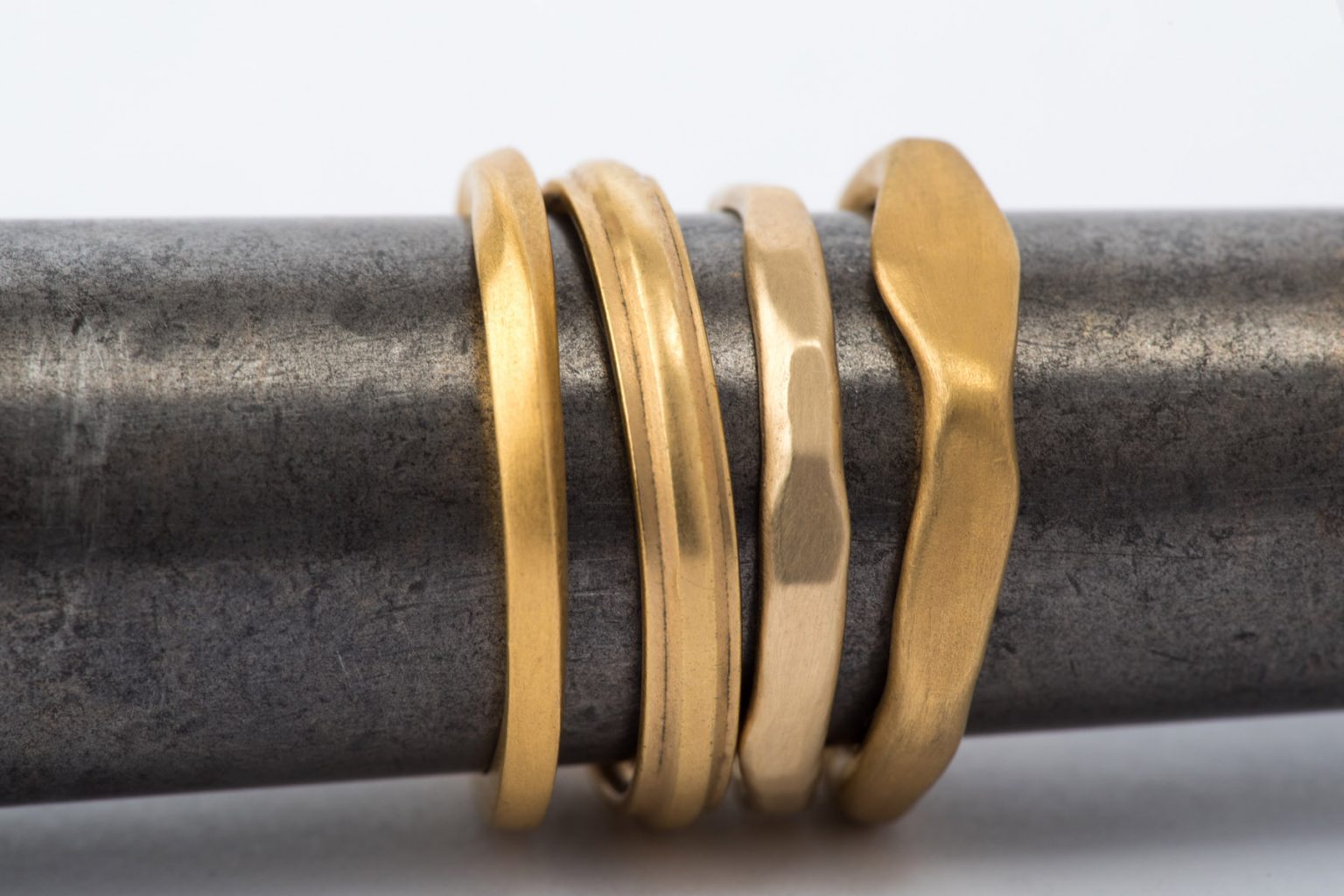 טבעת נישואין ייחודית שמשלבת עדינות ונוכחות. המבנה הייחודי של טבעת הזהב שמיוצרת בעבודת יד בסטודיו, הופך אותה לטבעת נישואין שקשה לפספס.

גודל הטבעת 3.5 מ״מ