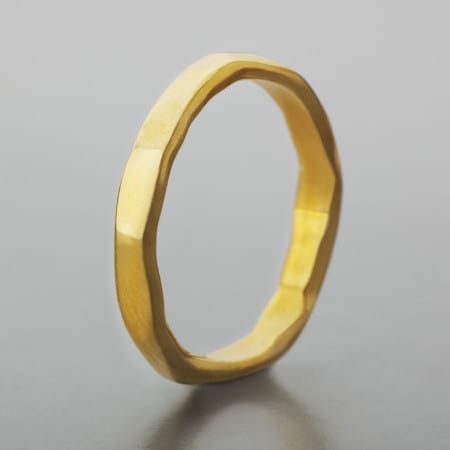 טבעת נישואין ייחודית שמשלבת עדינות ונוכחות. המבנה הייחודי של טבעת הזהב שמיוצרת בעבודת יד בסטודיו, הופך אותה לטבעת נישואין שקשה לפספס.

גודל הטבעת 3.5 מ״מ