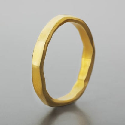 טבעת נישואין ייחודית שמשלבת עדינות ונוכחות. המבנה הייחודי של טבעת הזהב שמיוצרת בעבודת יד בסטודיו, הופך אותה לטבעת נישואין שקשה לפספס.

גודל הטבעת 3.5 מ״מ