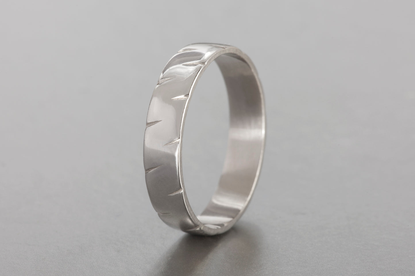טבעת נישואים  3.5 מ״מ  בעלת מבנה שמשלב נוחות מעוגלת מבפנים עם עיצוב של חריטות עומק בזהב לבן.  גימור מט.