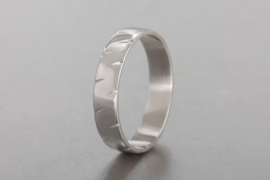 טבעת נישואים  3.5 מ״מ  בעלת מבנה שמשלב נוחות מעוגלת מבפנים עם עיצוב של חריטות עומק בזהב לבן.  גימור מט.