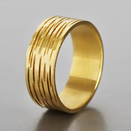 טבעת נישואין רחבה וישרה לגבר. הטבעת עשויה זהב בעבודת יד ומחורצת בקווים עמוקים שמעניקים לה מראה בלתי נשכח.
גודל טבעת : 6.5 מ״מ
