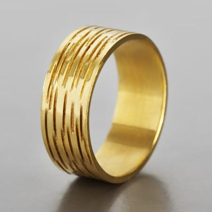 טבעת נישואין רחבה וישרה לגבר. הטבעת עשויה זהב בעבודת יד ומחורצת בקווים עמוקים שמעניקים לה מראה בלתי נשכח.
גודל טבעת : 6.5 מ״מ