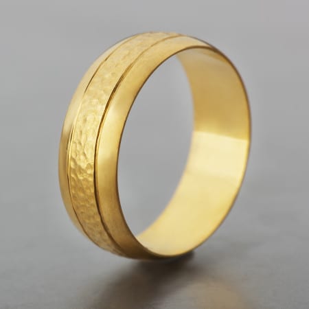 טבעת נישואין רחבה ומעוגלת בעיצוב קלאסי ונוח ובגימור מבריק שבמרכזה עובר פס זהב מרוקע בעבודת יד ייחודית

גודל הטבעת 6.5 מ״מ

