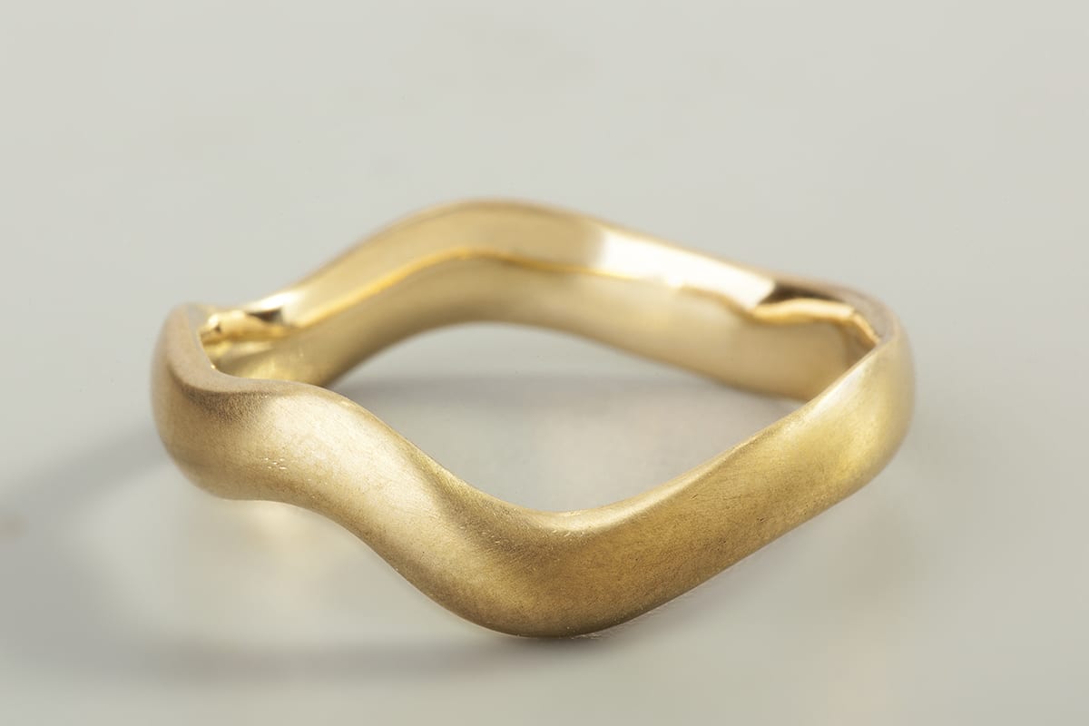 צמד טבעות זהב לו לה. טבעות נישואים יוניסקס בזהב צהוב. טבעות מפותלות עשויות בעבודת יד.