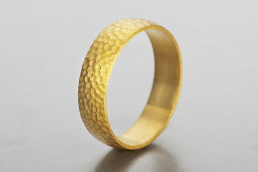 טבעת גולף היא טבע נישואין בעלת מבנה חצי מעוגל בגודל 5.5 מ״מ. מיוצרת ומעוצבת בסטודיו הידרה יש לה מראה קלאסי והיא נוחה לענידה. טבעת זהב רחבה עם טקסטורת שקעים עדינה.

