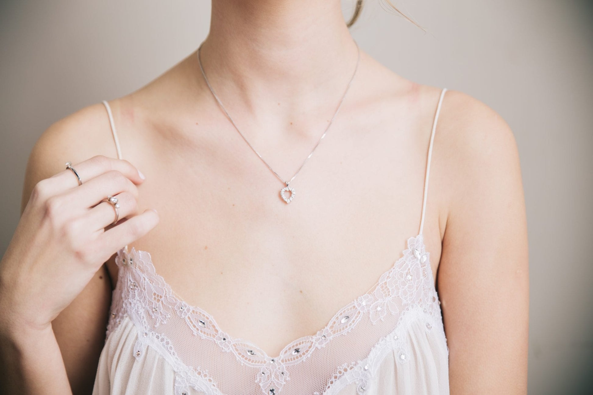 תליון לב זהב לבן מהמם חלול בפנים ומשובת כולו ביהלומים לבנים טבעיים