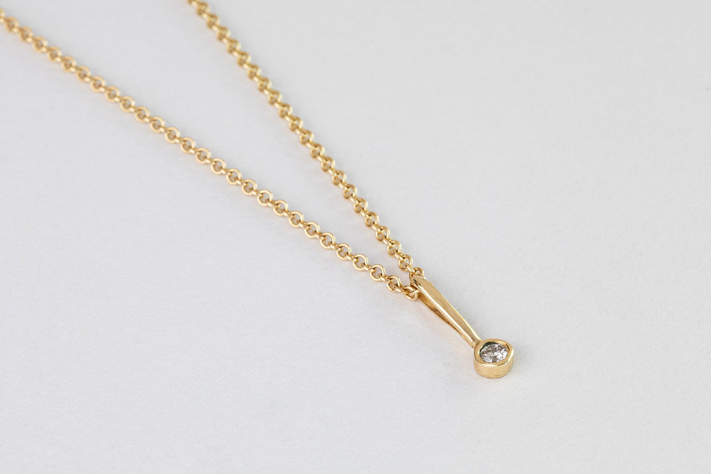 שרשרת חוליות זהב עדינה עם תליון כוס עם וו ארוך היוצר צורה ייחודית לתליון משובץ יהלום  מעבדה