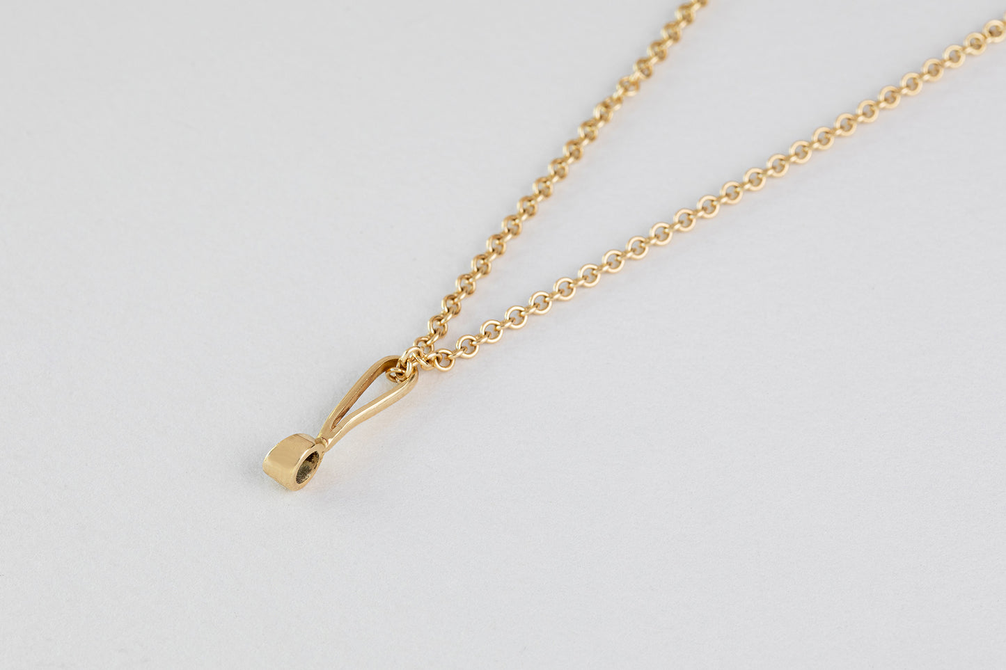 שרשרת חוליות זהב עדינה עם תליון כוס עם וו ארוך היוצר צורה ייחודית לתליון משובץ יהלום  מעבדה