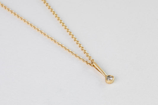 שרשרת חוליות זהב עדינה עם תליון כוס עם וו ארוך היוצר צורה ייחודית לתליון משובץ יהלום  מעבדה