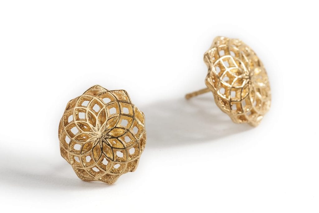 עגיל זהב פרח לוטוס מעוצב. עשוי בעבודת יד  בטכניקת ניסורים עדינה.