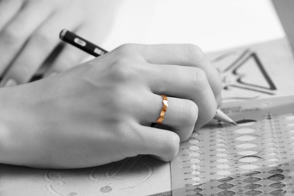 טבעת עדי  היא טבעת נישואין  עם שוליים גליים וגימור מבריק.טבעת זהב גלית מעוצבת ומיוצרת בעבודת יד מוקפדת. מושלמת כטבעת נישואין יוניסקס לו ולה.

טבעת 3.5 מ״מ