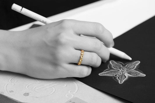 טבעת נישואים בוהו לאישה או לגבר. טבעת נישואים עשויה בעבודת יד בעלת מראה גולמי.