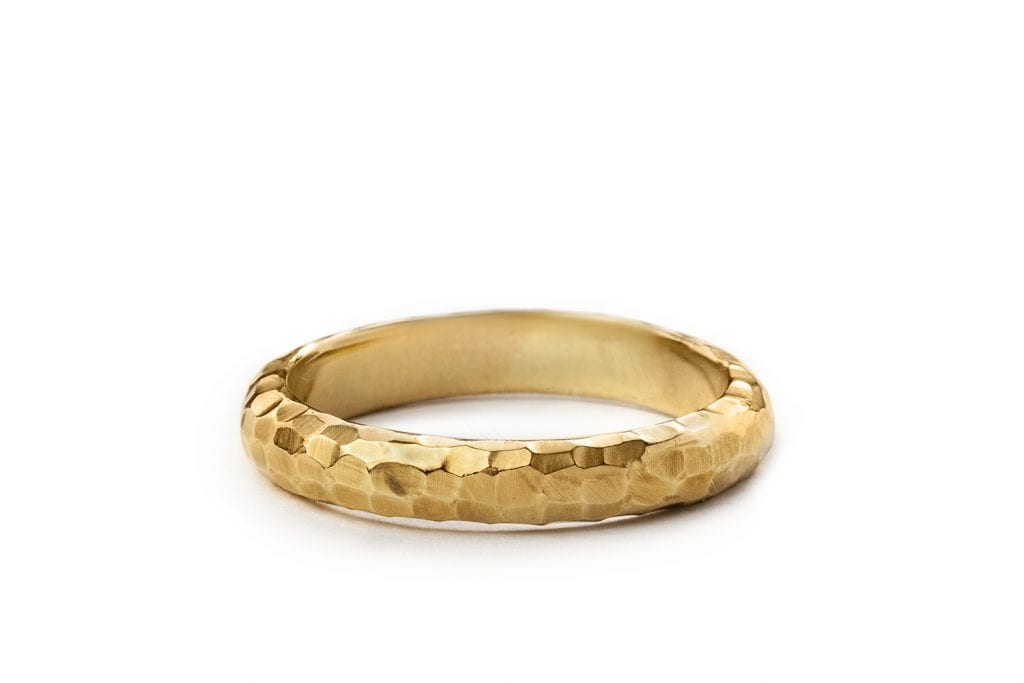 טבעת נישואים מיוחדת ויפה עם ריקוע עמוק שיוצר מראה נועז ויחודי. טבעת בעלת מבנה חצי עגול.
