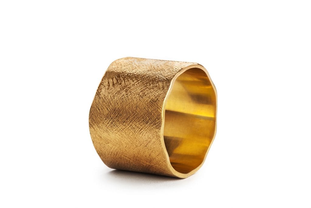 טבעת מעוננת היא טבעת נישואין רחבה לנשים שאוהבות טבעות גדולות מלאות נוכחות. טבעת זהב עם שוליים גליים וטקסטורה ייחודית של שריטות עדינות. גימור מט

גודל טבעת : 14 מ״מ