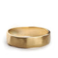 טבעת זהב גולמית מיוצרת ומעוצבת בסטודיו הידרה. טבעת נישואין מושלמת לגבר שמשלבת נוחות ועיצוב גולמי זורם  ויחודי. גימור מט

 5.5 מ״מ

