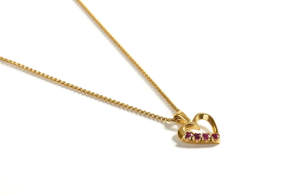 שרשרת לב זהב  מהממת. לב זהב חלול משובץ על צד אחד בארבעה אבני רובי מהממות 