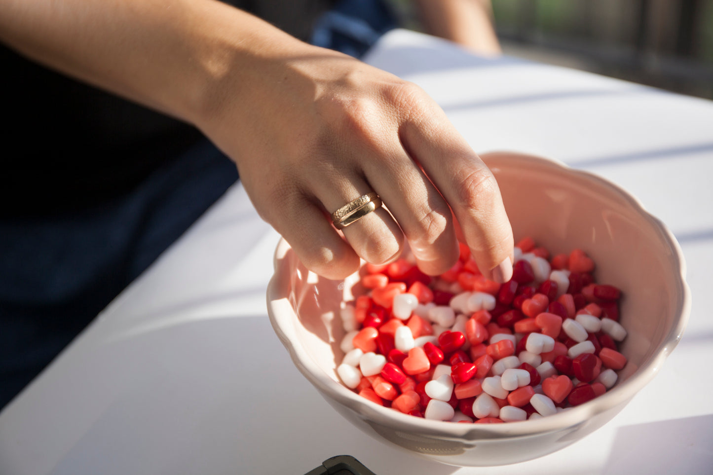  היא טבעת יוניסקס רחבה. טבעת זהב עשויה בעבודת יד בסטודיו שלנו, הטבעת מעוגלת קלות ובמרכזה עובר קו גלי שחרוט בתוך החומר. חצי מהטבעת בגימור מבריק וחציה השני מובלט על ידי טקסטורה מחוספסת.