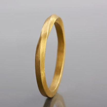 טבעת נישואים מיוחדת בזהב צהוב. טבעת מוביוס בגימור מט בעבודת יד. הטבעת נוצרת בעזרת פיתול המתכת לרצועת אינסוף המתחברת לעיגול מושלם.