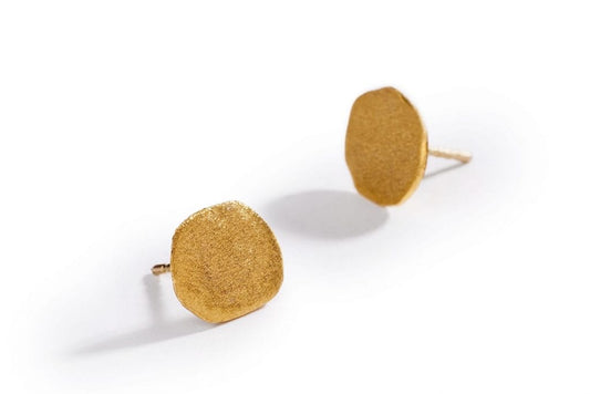 עגילי זהב צמודי אוזן אמורפיים בגימור מט