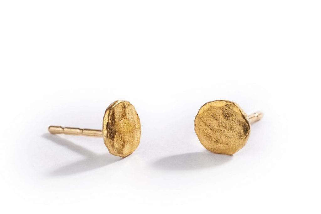 עגיל זהב צמוד עגול ואמורפי מעוצב עם ריקועים