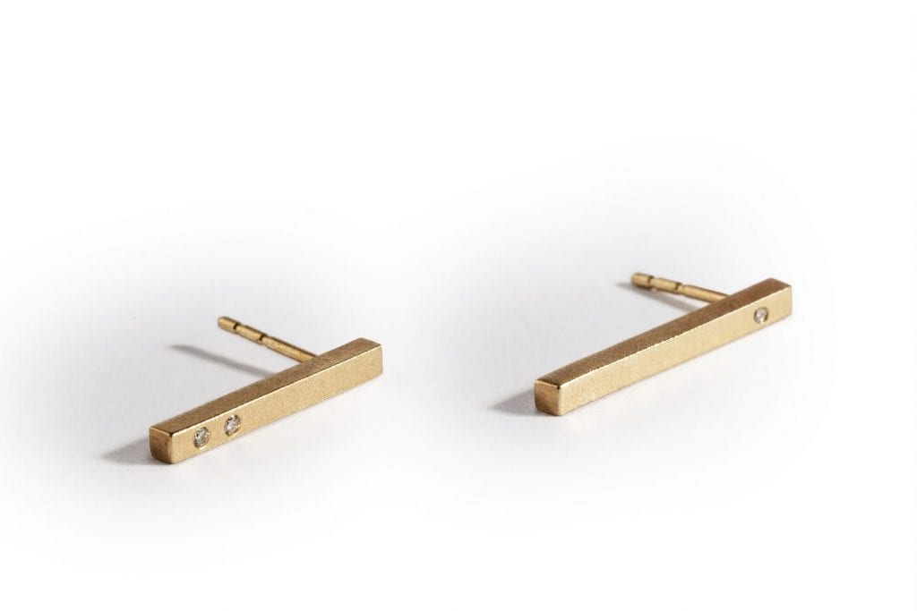 עגילי קו זהב בגדלים שונים משובצים יהלומים