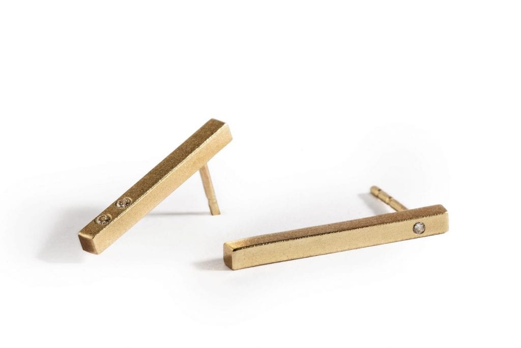 עגילי קו זהב בגדלים שונים משובצים יהלומים