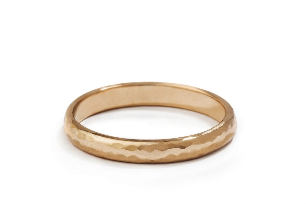 טבעת נישואין קלאסית על-זמנית עשוייה בעבודת יד, בעלת מבנה חצי מעוגל שמבטיח נוחות מירבית. לטבעת טקסטורת ריקוע עדינה שמוסיפה למראה המיוחד שלה. טבעת נישואין מושלמת לגבר או לאישה.

גודל הטבעת 3 מ״מ