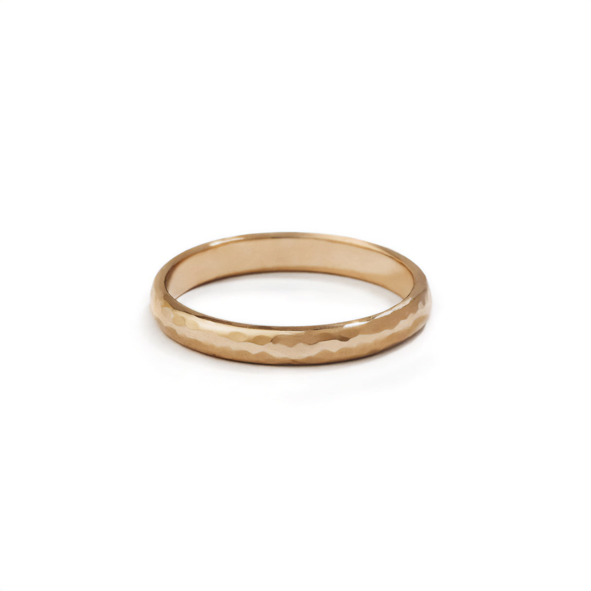 טבעת זהב צביק היא טבעת נישואים מעוגלת קלאסית שמתאימה לגבר או לאישה עם טקסטורת ריקוע מיוחדת וגימור מבריק.

גודל הטבעת 3 מ״מ

