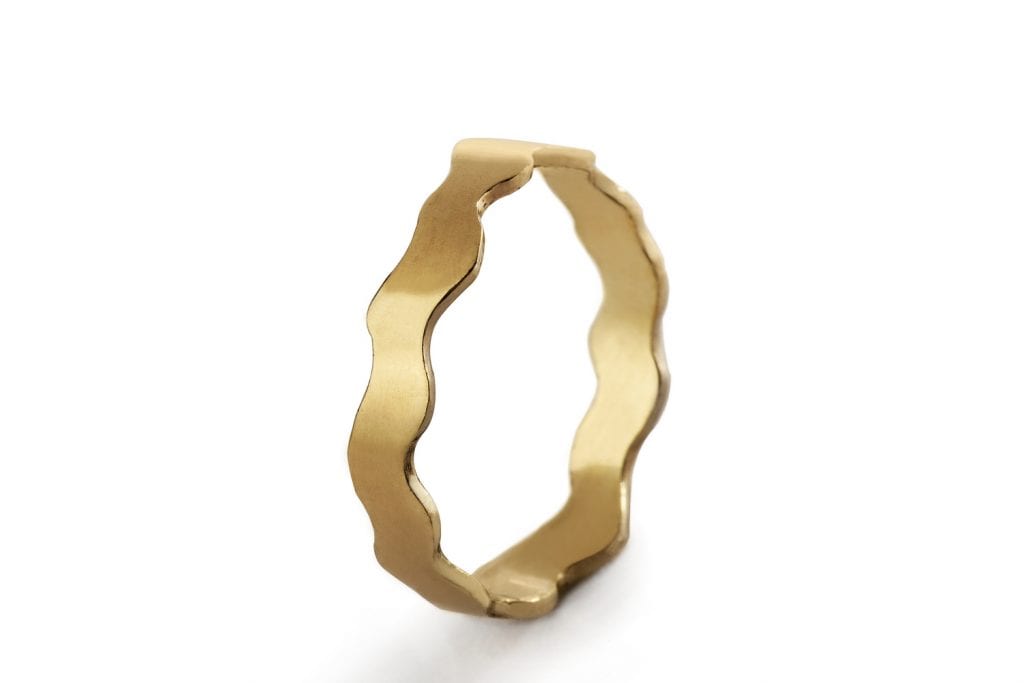 טבעת עדי  היא טבעת נישואין  עם שוליים גליים וגימור מבריק.טבעת זהב גלית מעוצבת ומיוצרת בעבודת יד מוקפדת. מושלמת כטבעת נישואין יוניסקס לו ולה.

טבעת 3.5 מ״מ