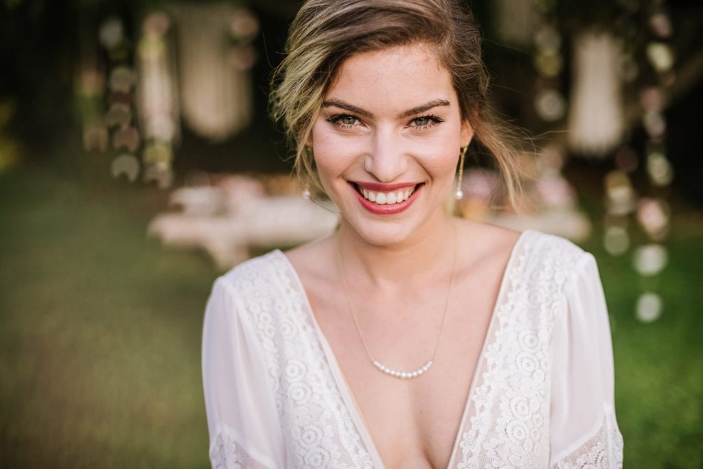 שרשרת זהב עדינה שבמרכזה סנטר של פנינים בגדלים משתנים. שרשרת מושלמת לכלה 