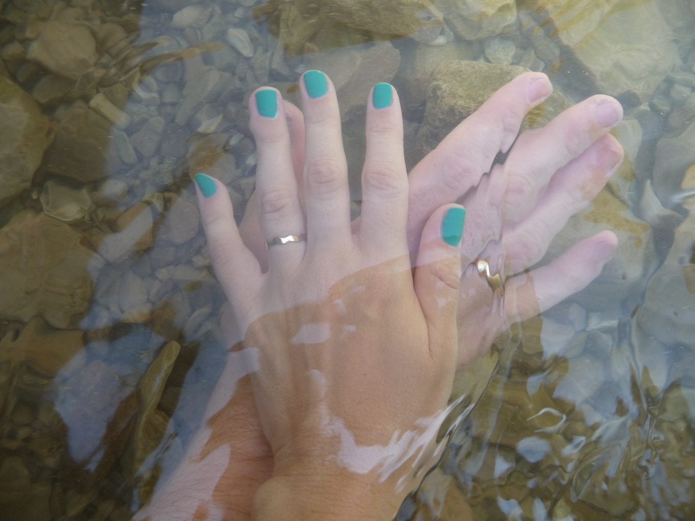 טבעת עדי  היא טבעת נישואין  עם שוליים גליים וגימור מבריק.טבעת זהב גלית מעוצבת ומיוצרת בעבודת יד מוקפדת. מושלמת כטבעת נישואין יוניסקס לו ולה.

טבעת 3.5 מ״מ