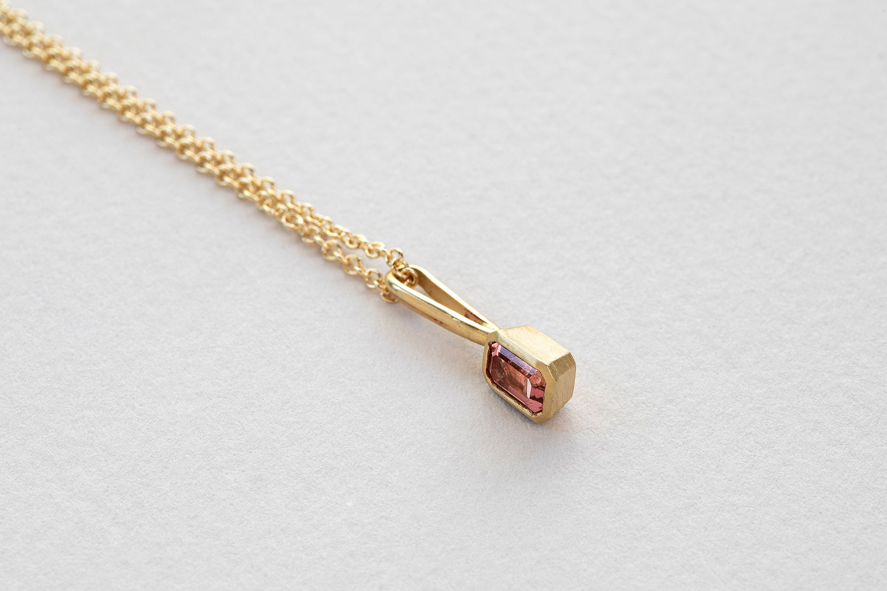 תליון זהב ייחודי עשוי בעבודת יד. תליון עם וו ארוך וצורת מלבן עשוי זהב ומשובץ אבן טורמלין וורודה