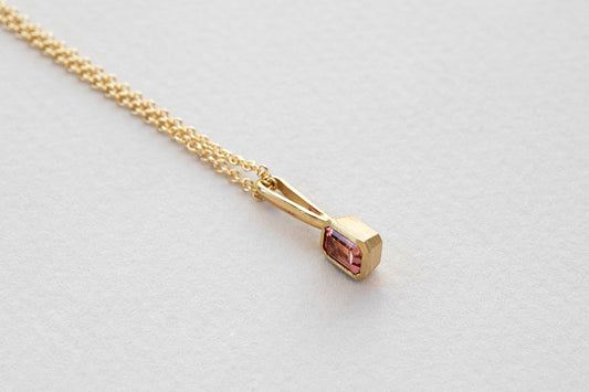 תליון זהב ייחודי עשוי בעבודת יד. תליון עם וו ארוך וצורת מלבן עשוי זהב ומשובץ אבן טורמלין וורודה