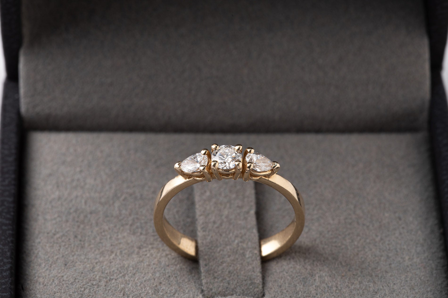 טבעת זהב בסגנון וינטאג׳ משובצת יהלומי מעבדה. במרכז יהלום מעבדה עגול ובשני הצדדים יהלומי מעבדה בחיתוך טיפה