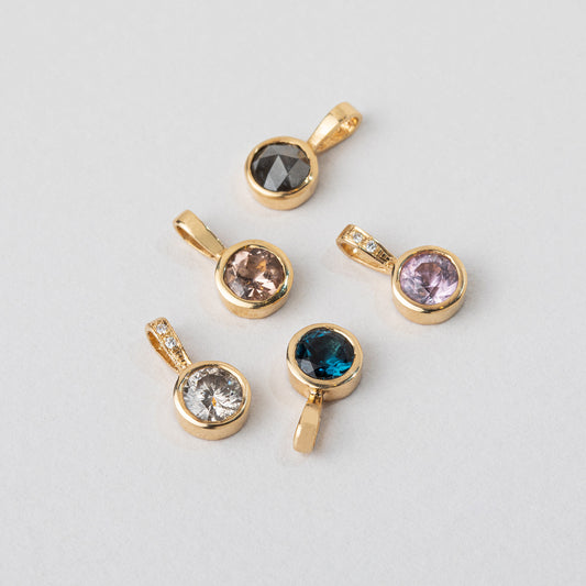 שרשרת זהב עם תליון כוס זהב קלאסית של הידרה משובצת טופז כחול עמוק