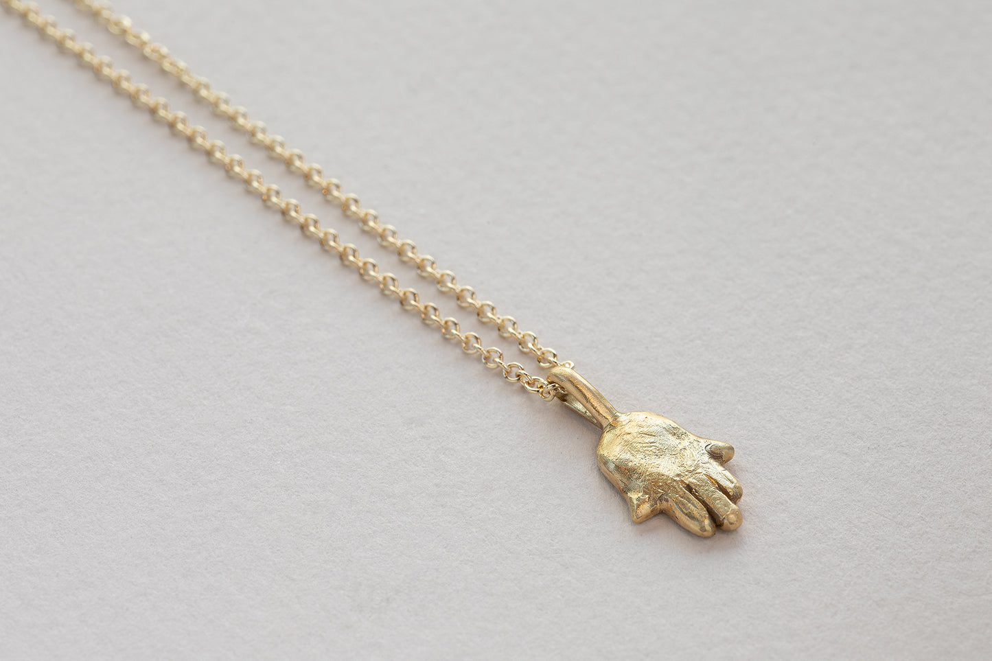 שרשרת קמע זהב חמסה. שרשרת חוליות זהב עדינות שעליה תליון חמסה מפוסל בעבודת יד וייצוק בזהב 