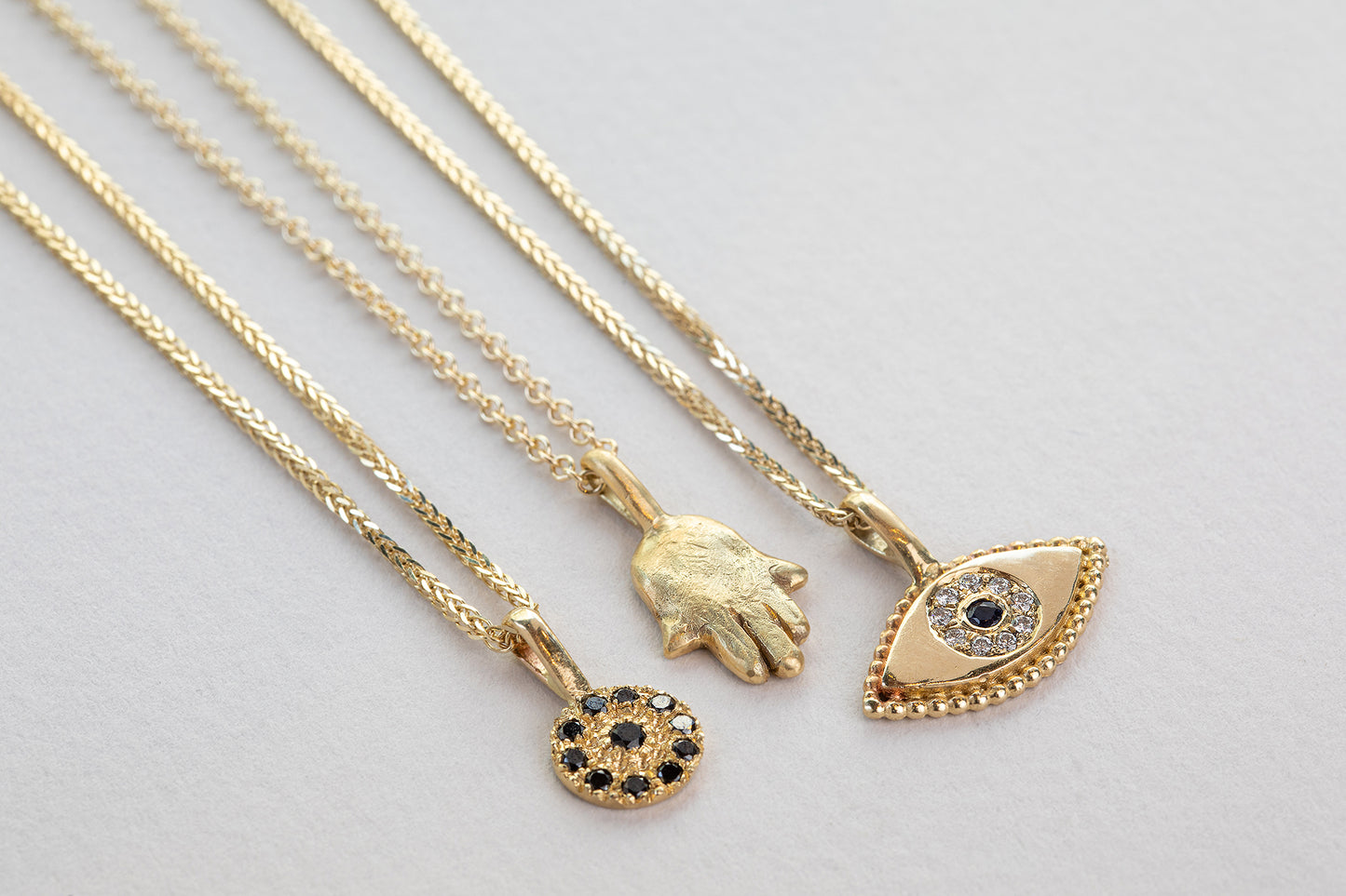 שרשרת קמע זהב חמסה. שרשרת חוליות זהב עדינות שעליה תליון חמסה מפוסל בעבודת יד וייצוק בזהב 