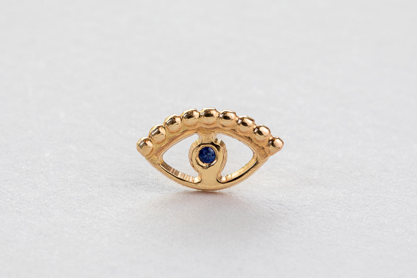 עגיל עין מזהב - משובץ ספיר