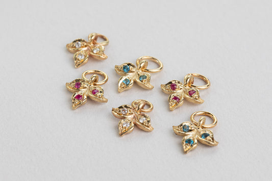 תליוני זהב בצורת עלה תלתן מיוצרים בעבודת יד ומשובצים באבני חן טבעיות, יהלומים, רובי ובלו טופ