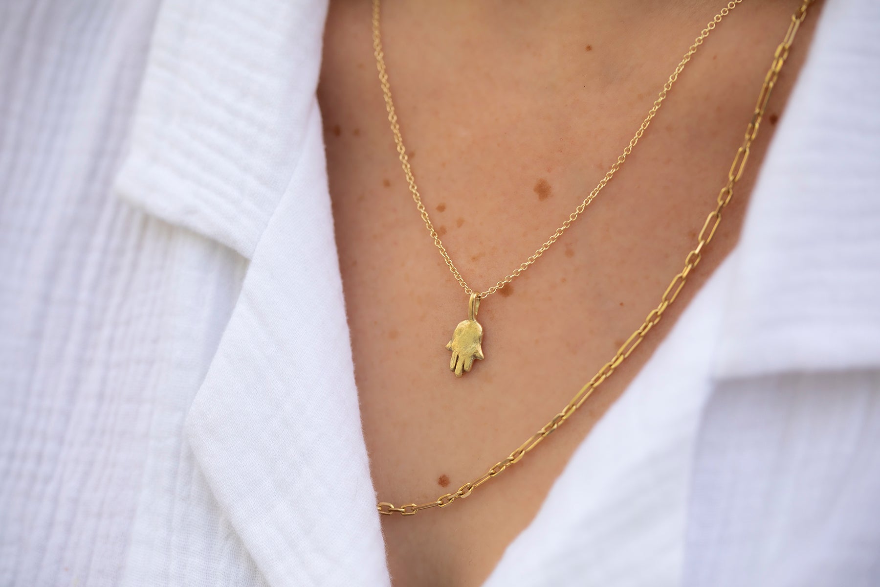 שרשרת קמע זהב חמסה. שרשרת חוליות זהב עדינות שעליה תליון חמסה מפוסל בעבודת יד וייצוק בזהב 