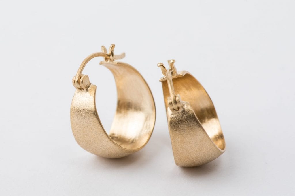 עגילי ג׳יפסי בעבודת יד. חישוק זהב בגימור מט קטיפה.