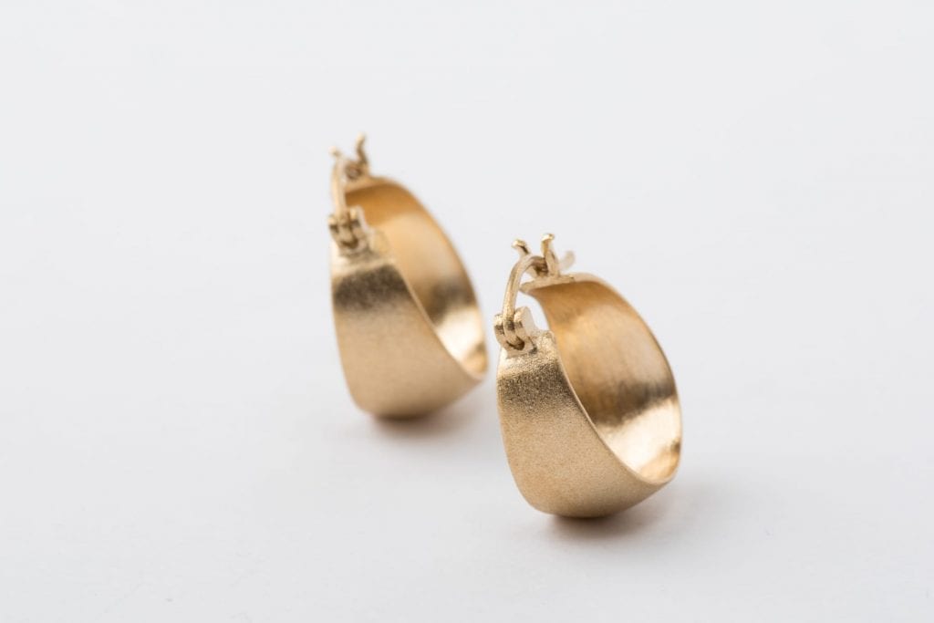 עגילי ג׳יפסי בעבודת יד. חישוק זהב בגימור מט קטיפה.