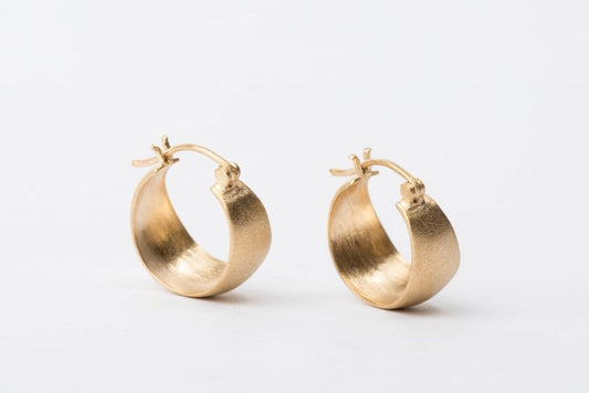 עגילי ג׳יפסי בעבודת יד. חישוק זהב בגימור מט קטיפה.